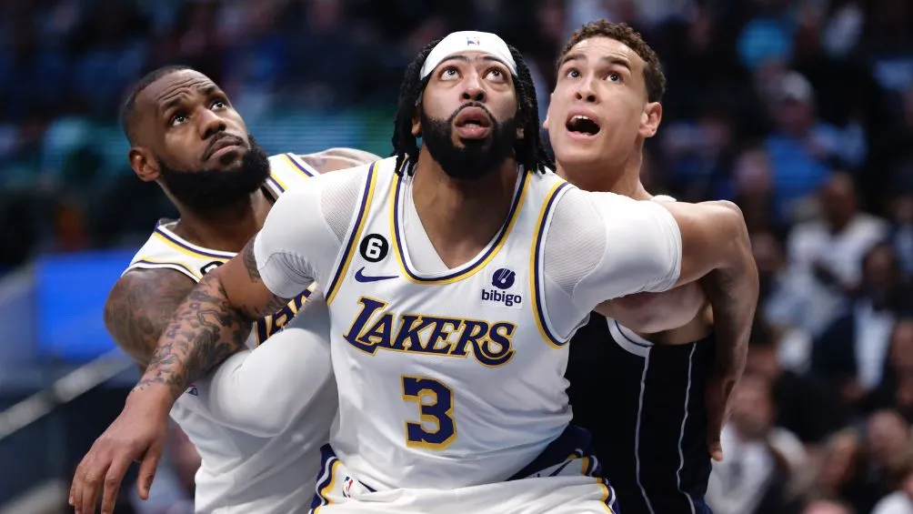 ESPECIAL Anthony Davis y LeBron James en busca del balón