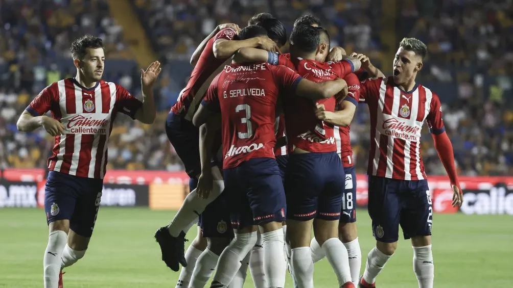 TWITTER: @Chivas Los jugadores del Rebaño celebran un gol