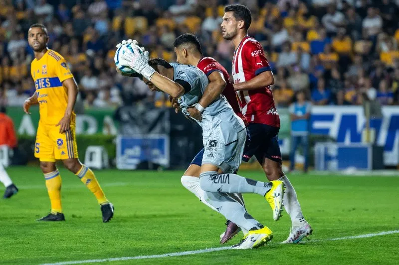 Nahuel Guzmán en partido contra Chivas