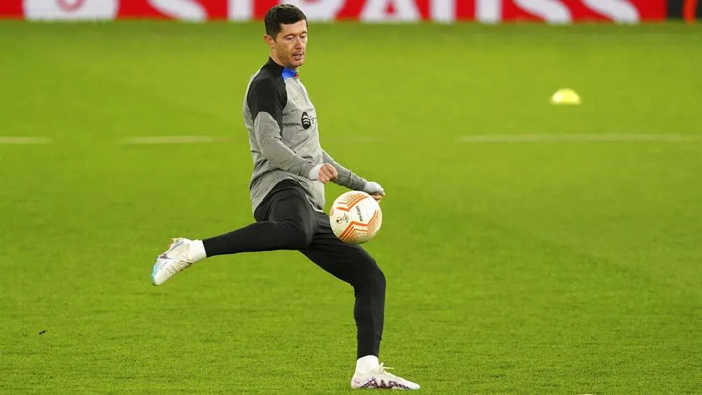 Lewandowski calentando previo al partido de Europa League