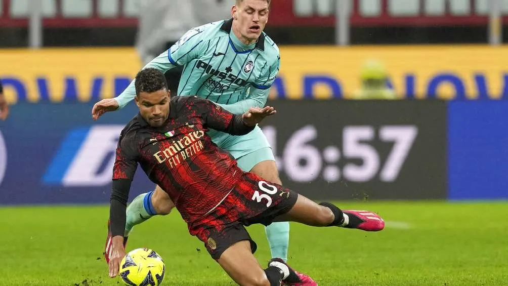 Junior Messias disputando un balón con Joakim Maehle