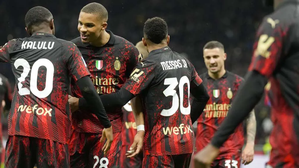 Jugadores del Milán celebrando el segundo gol vs Atalanta