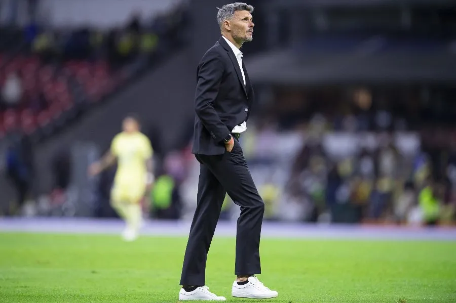 MEXSPORT Tano Ortiz dirigiendo en partido del América