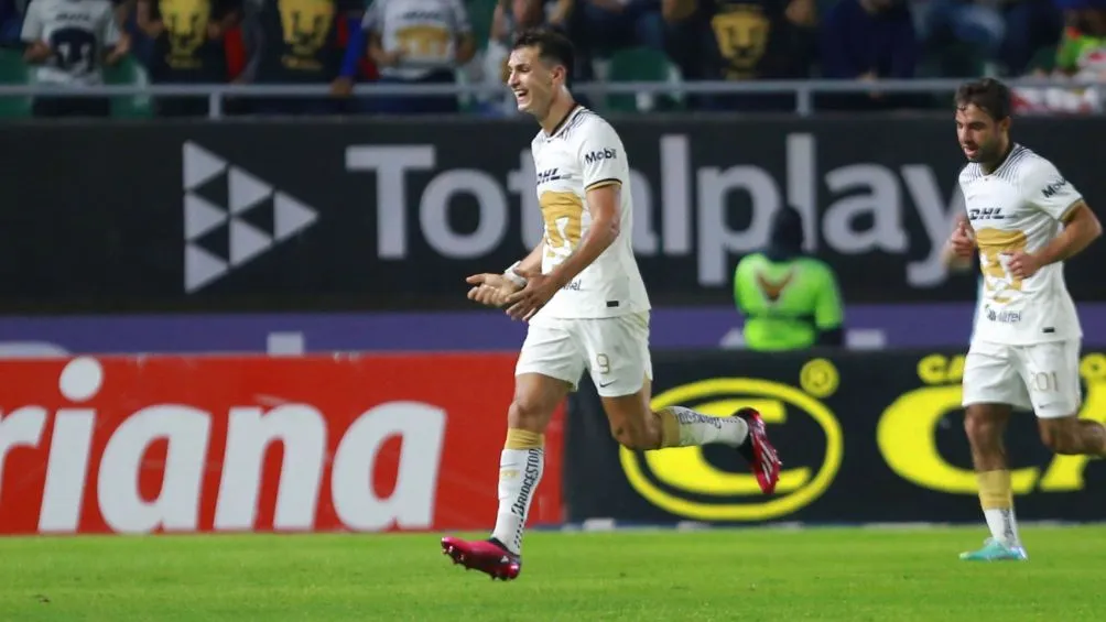 Dinneno celebrando el gol de los Pumas