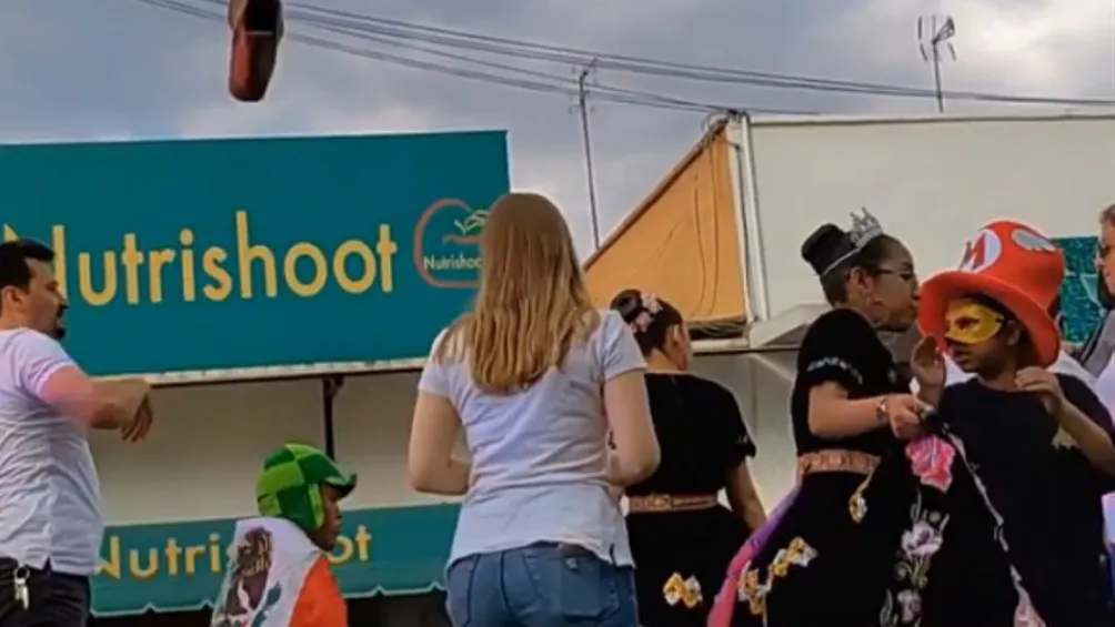 ESPECIAL Medio Metro recibió zapatazo en carnaval