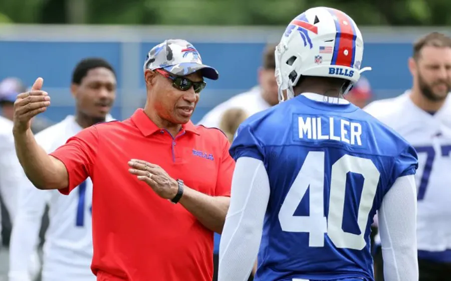 El coordinador defensivo charla con Von Miller