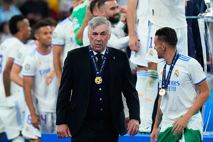 Ancelotti con su medalla de la Champions