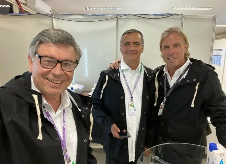 Fernando Tornello con sus compañeros de trabajo