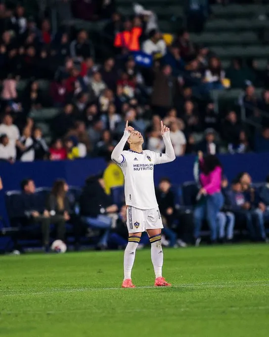 TWITTER: @lagalaxy_es Chicharito con el Galaxy