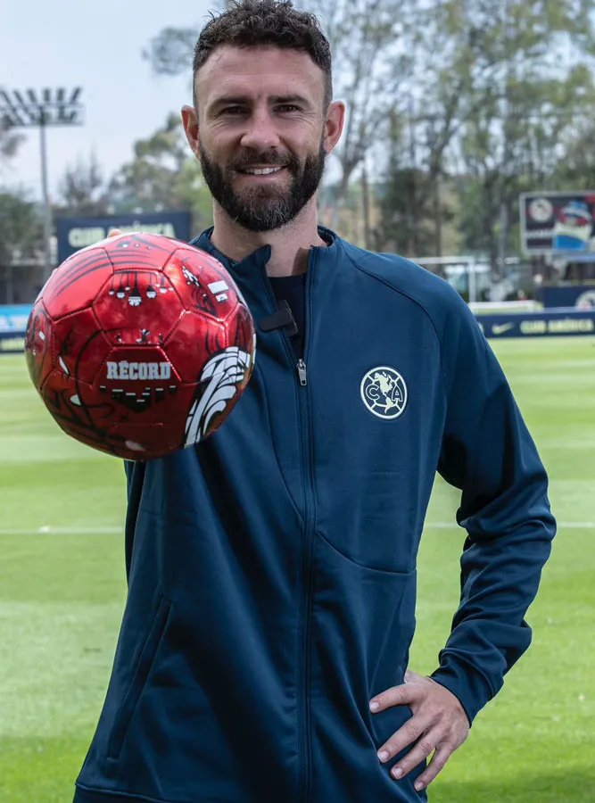 Layún con el balón de RÉCORD