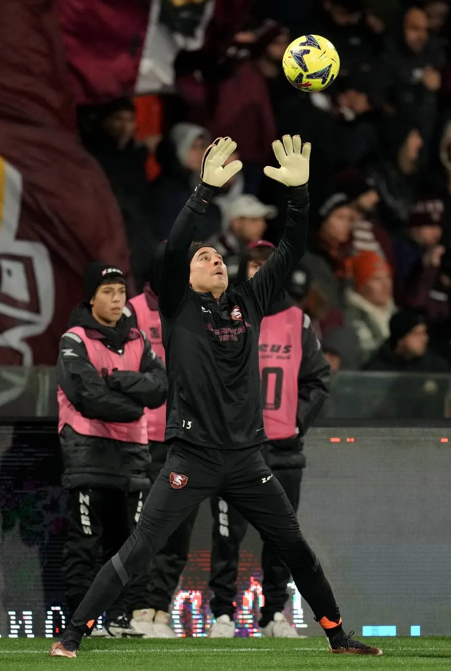 Ochoa en juego con el Salernitana