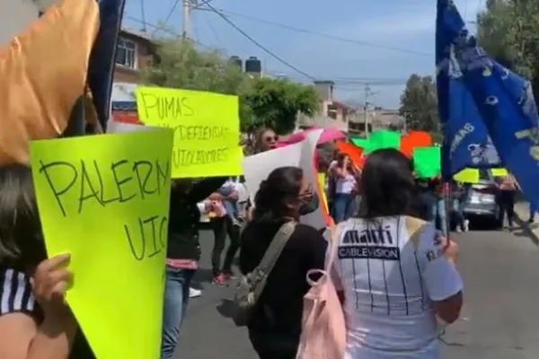Las mujeres se manifestaron afuera de La Cantera