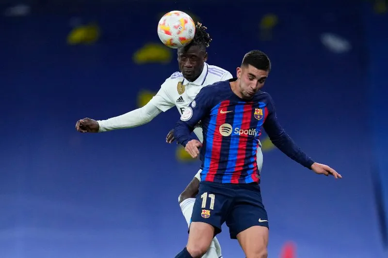 Ferran Torres en disputa por el balón con Camavinga