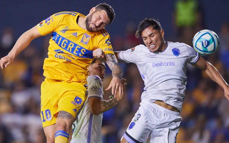 El francés remata ante la marca de Carlos Salcedo