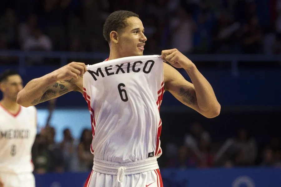 Juan Toscano con la selección mexicana de basquetbol