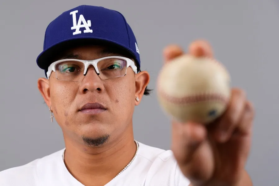 Julio Urías con pelota de beisbol