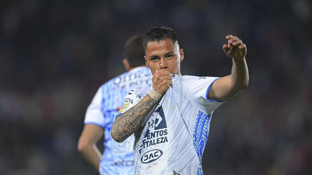 Roberto de la Rosa festejando su gol vs Pachuca