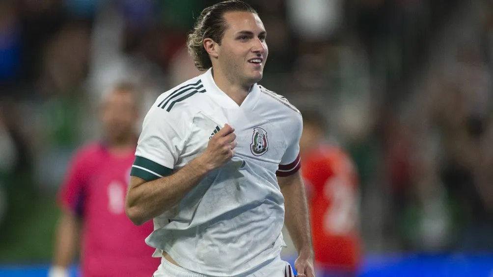 Santiago Giménez fue tomado en cuenta por Gerardo Martino