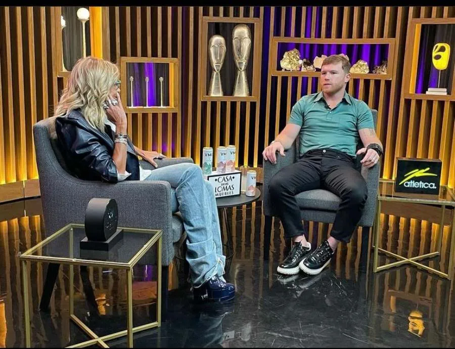 Adela Micha y Canelo platicando