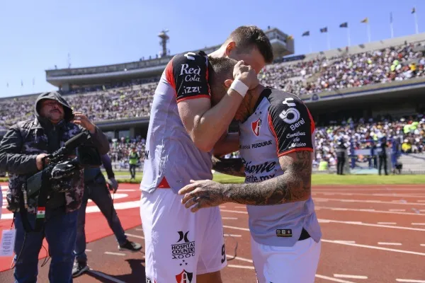 Jugadores de Atlas en festejo de gol