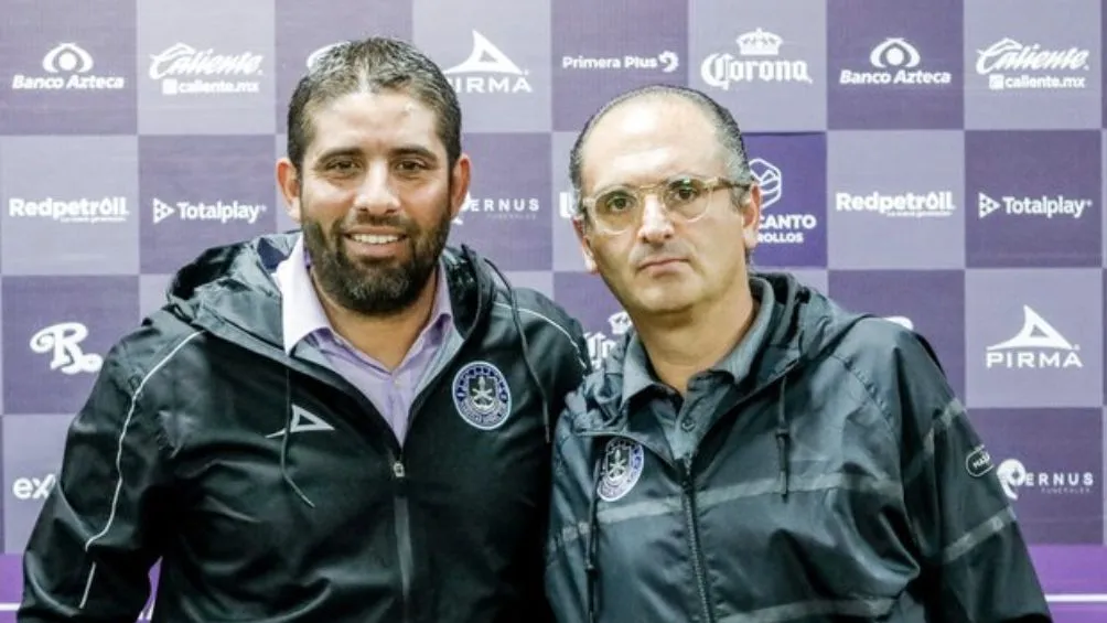 Carlos Vela y Mauricio Lanz en la presentación del nuevo Director Deportivo
