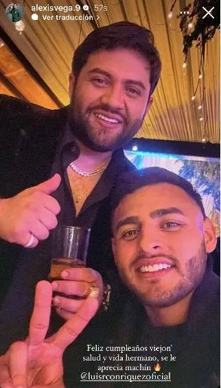 Alexis Vega felicitando a Luis R. Conríquez