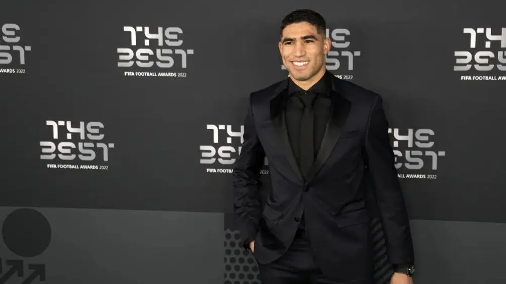 El lateral marroquí en la alfombra verde de The Best