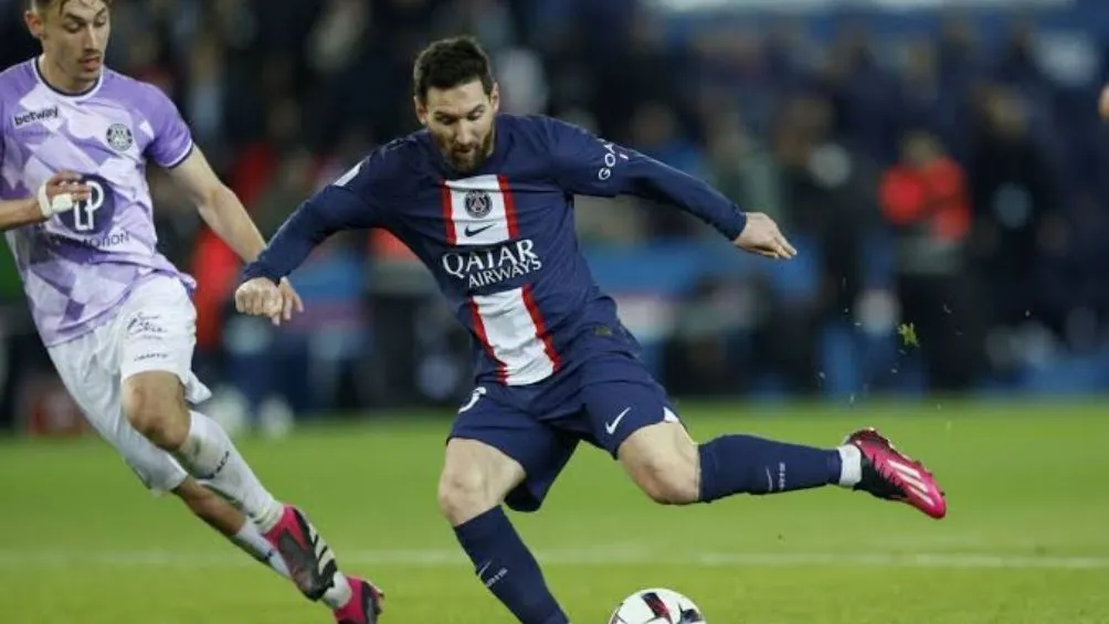 Messi jugando con el PSG durante la temporada pasada