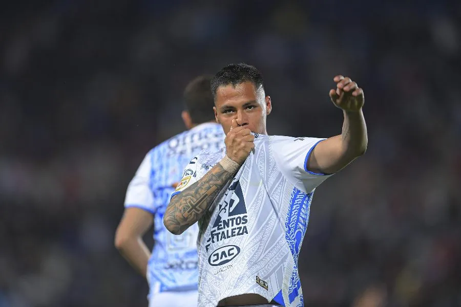 MEXSPORT Roberto de la Rosa festejando gol con Pachuca