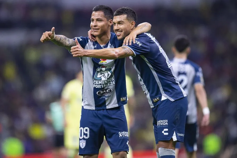 Roberto de la Rosa festejando gol con Pachuca