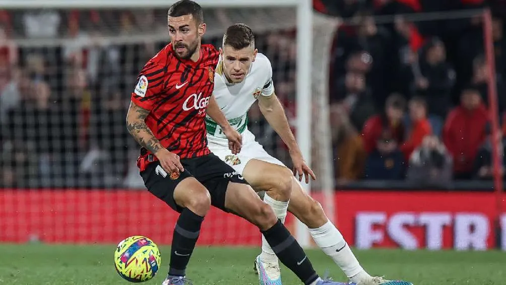 Dani Rodríguez disputand el balón con jugador del Elche