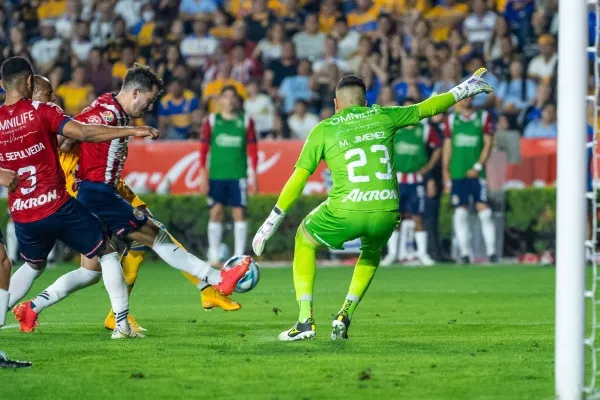 MEXSPORT Alan tapando un disparo rival