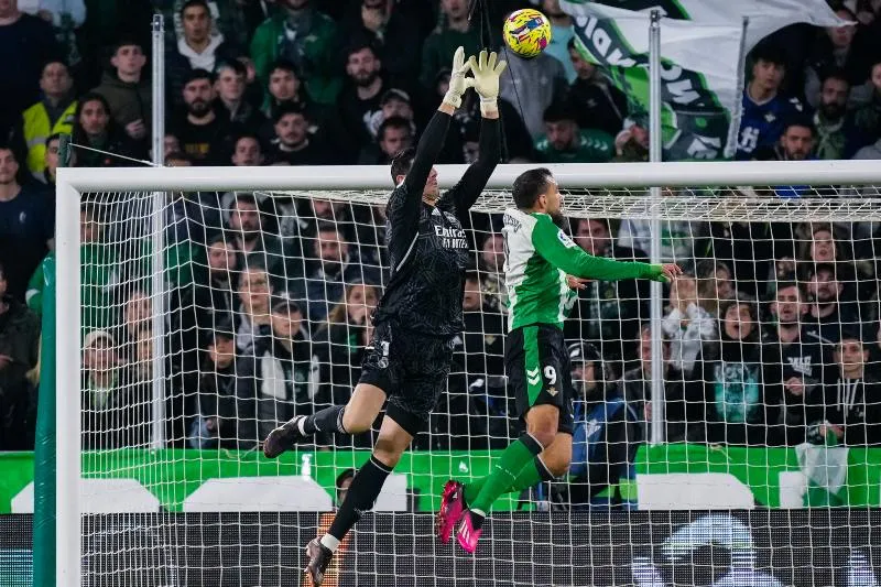 Thibaut Courtois atajando un esférico