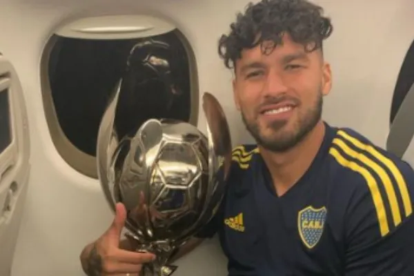 Presumió el trofeo en redes sociales