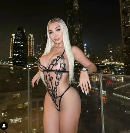 Daniella Chávez en una sesión de fotos