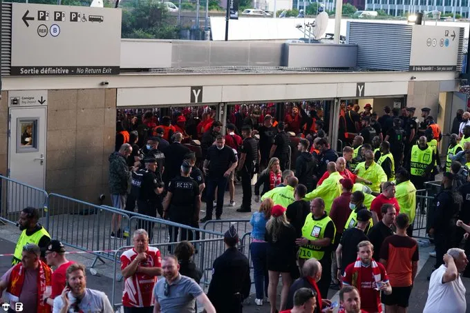 Caos en las inmediaciones del Stade de France