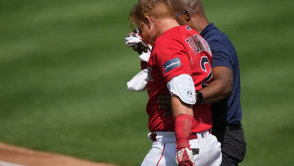 Turner tuvo que ser asistido para dejar el encuentro