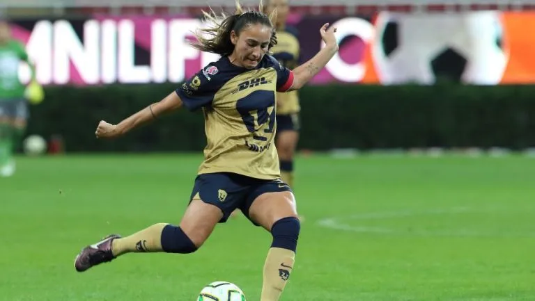 Dinora Garza en partido con Pumas Femenil