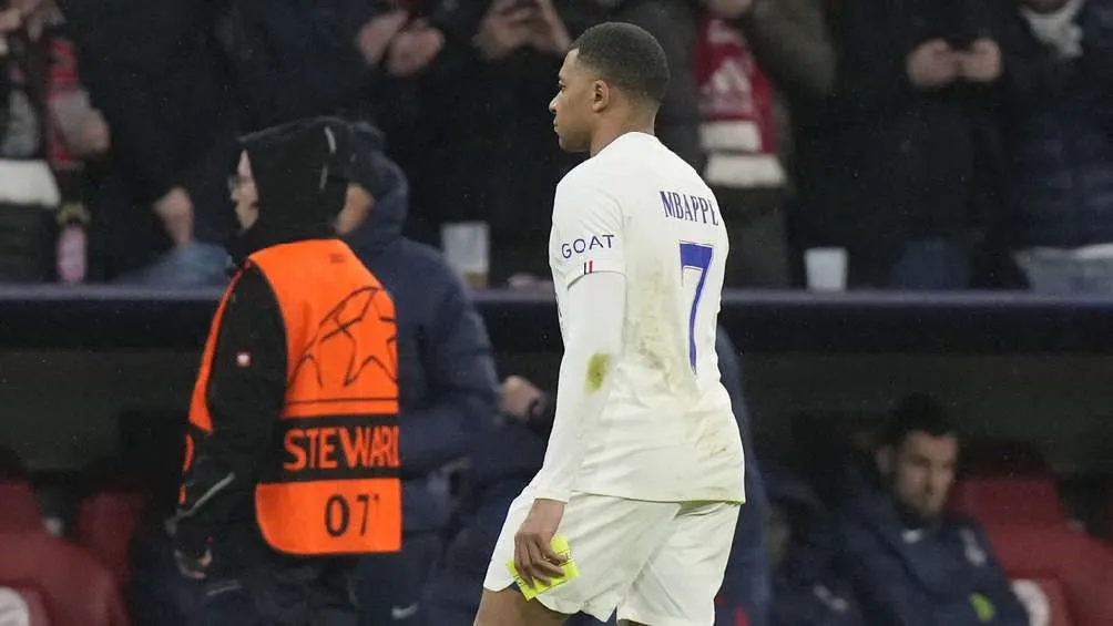 Mbappé saliendo al vestuario en el Allianz Arena
