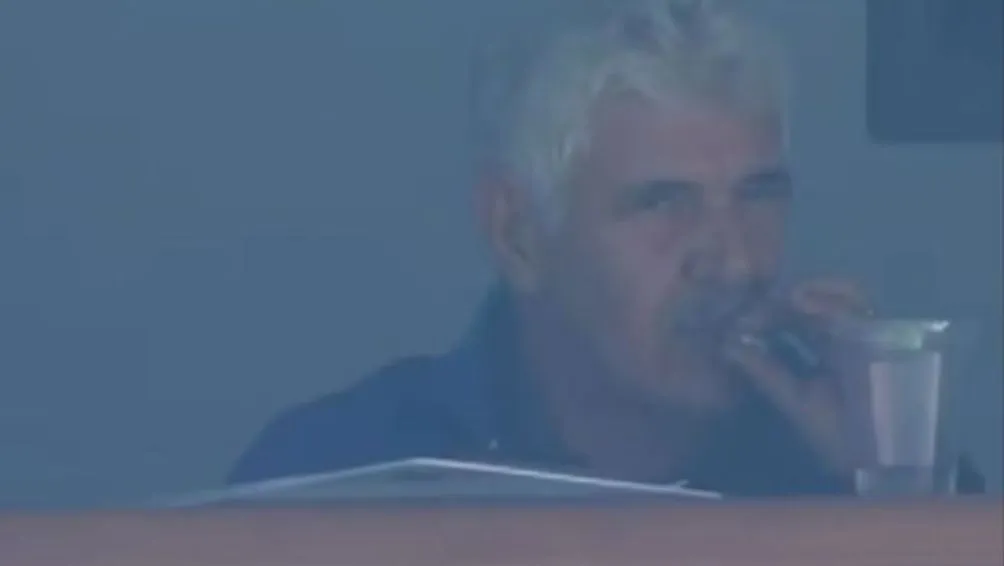 Tuca Ferretti fue captado fumando en el Azteca