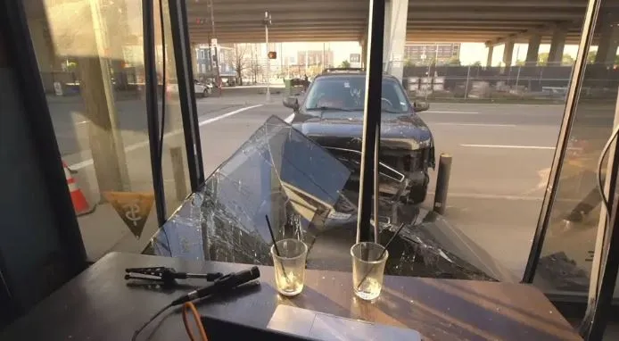 Accidente de camioneta en podcast que realizaba Nathan Reeves