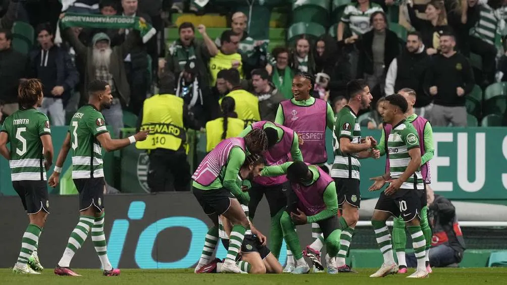Jugadores del Sportig celebrando gol