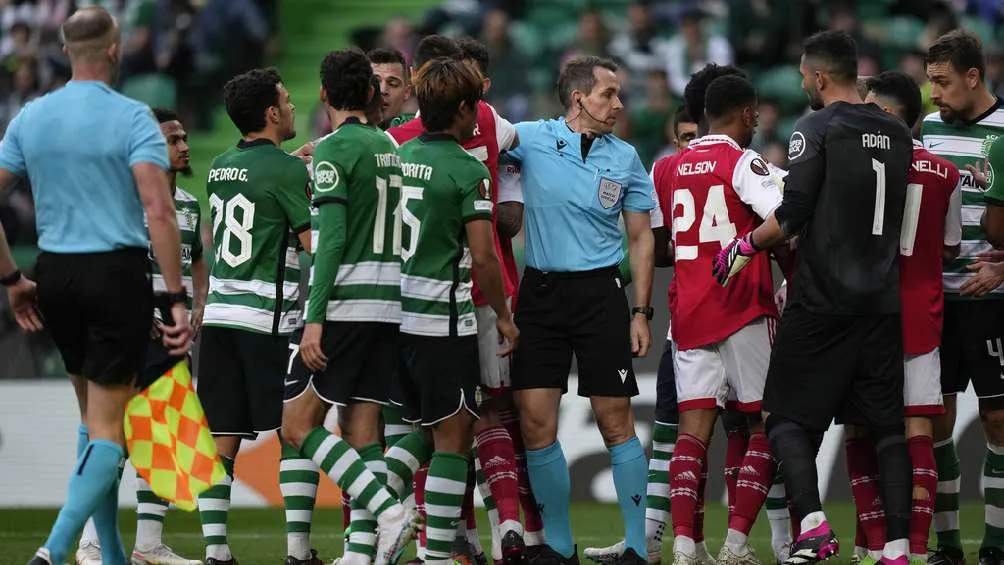 Empujones entre jugadores de Arsenal y Sporting