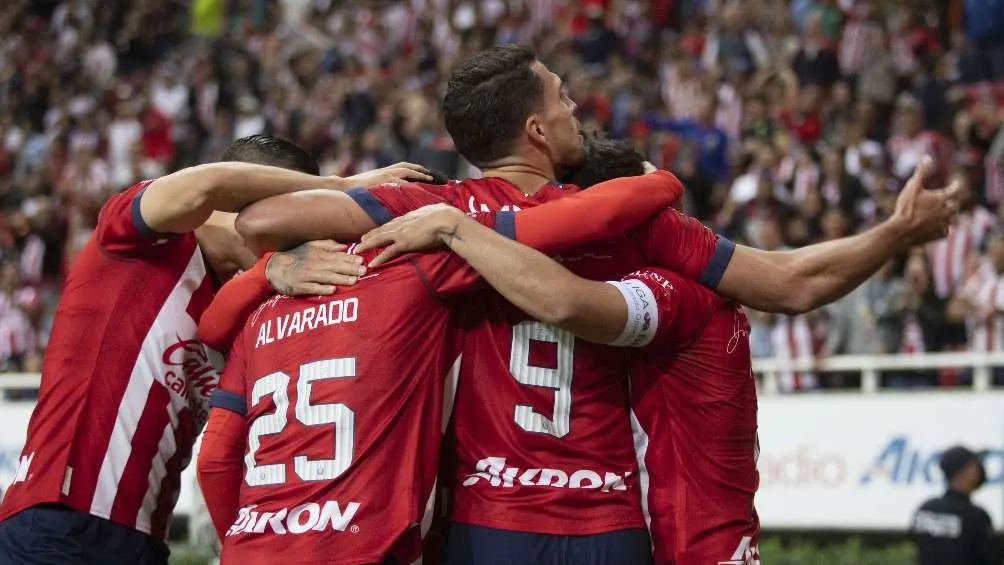 Jugadores de Chivas celebrando gol
