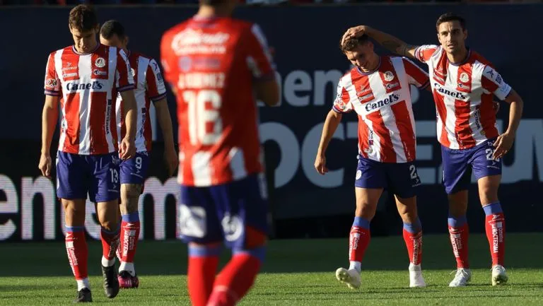 Jugadores del Atlético de San Luis celebran gol