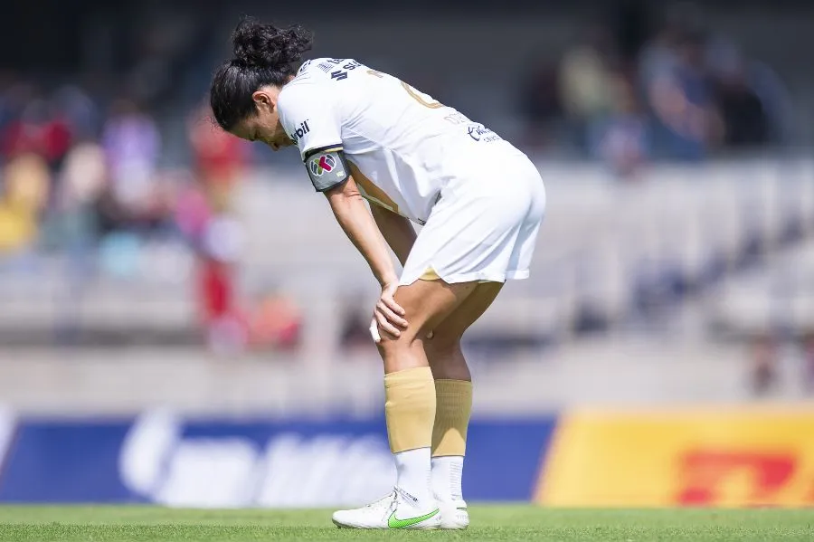 Jugadora de Pumas Femenil lamentando de Liga MX