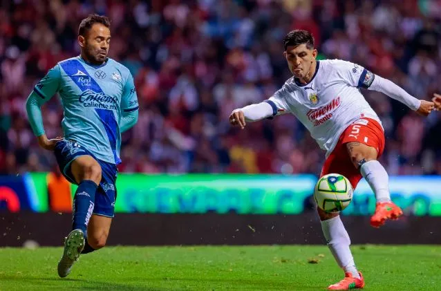 Víctor Guzmán en duelo ante Puebla