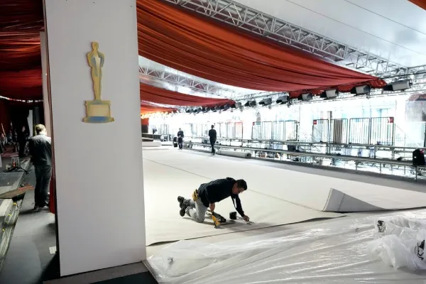 Trabajadores instalan la nueva alfombra