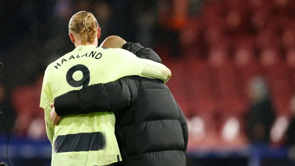 AP Erling Haaland abraza a Guardiola