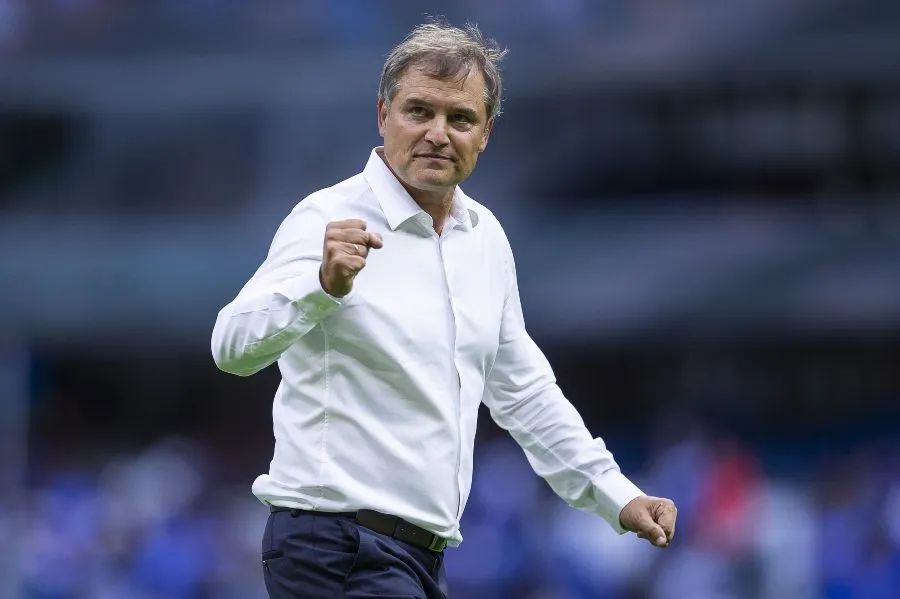 Diego Aguirre en partido de Liga MX